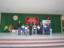 trao qua cho hs nghe.jpg - 
