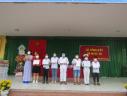 Đc Vũ Quế Nga Hiệu trao thưởng cho học sinh.jpg - 