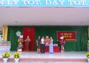 đại biểu tặng hoa chúc mừng 2.jpg - 