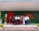 đại biểu tặng hoa chúc mừng 3.jpg - 