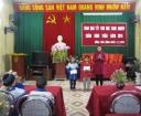 co Pham Thi Huong Diu trao qua hoi khuyen hoc thi xa.jpg - 