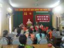 dc Nguyen Anh Thu trao qua hoc sinh ngheo nhan dip trung thu.jpg - 