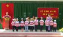 anh trao qua cho hs.JPG - 