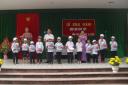 Trao qua cho HS ngheo nhan dip Khai giang.jpg - 