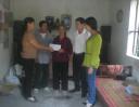 trao tien giup do gia dinh nghe - 