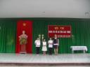 co Vu Que Nga trao thuong cho doi thi ATGT.jpg - 